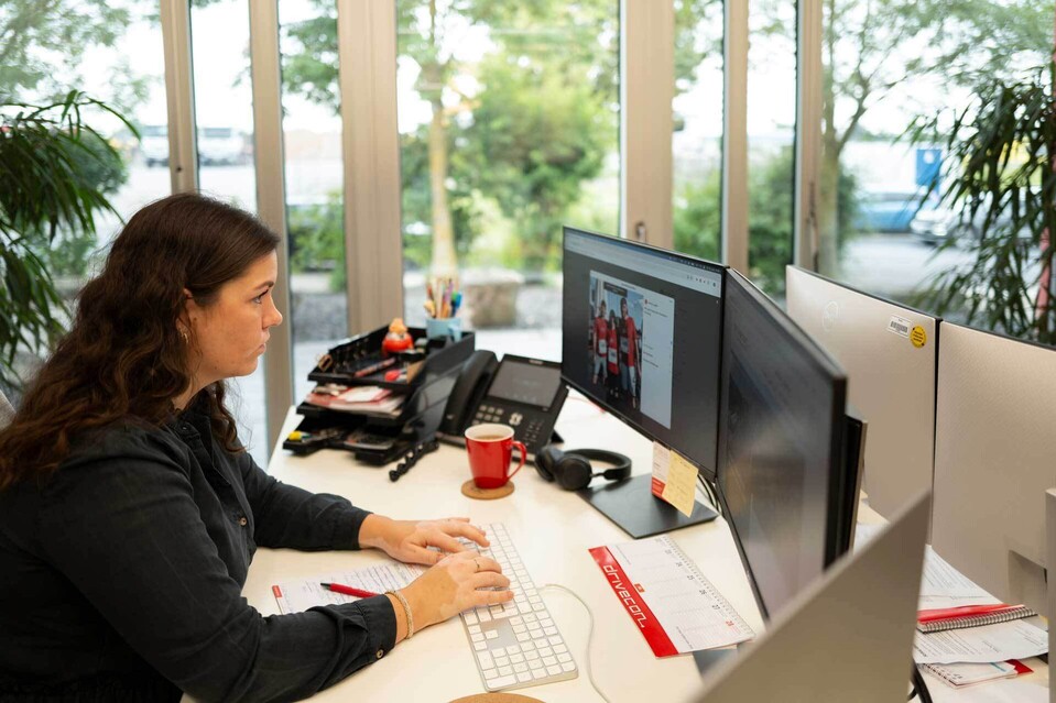 Lara Kapp, Marketing Managerin bei DriveCon am PC